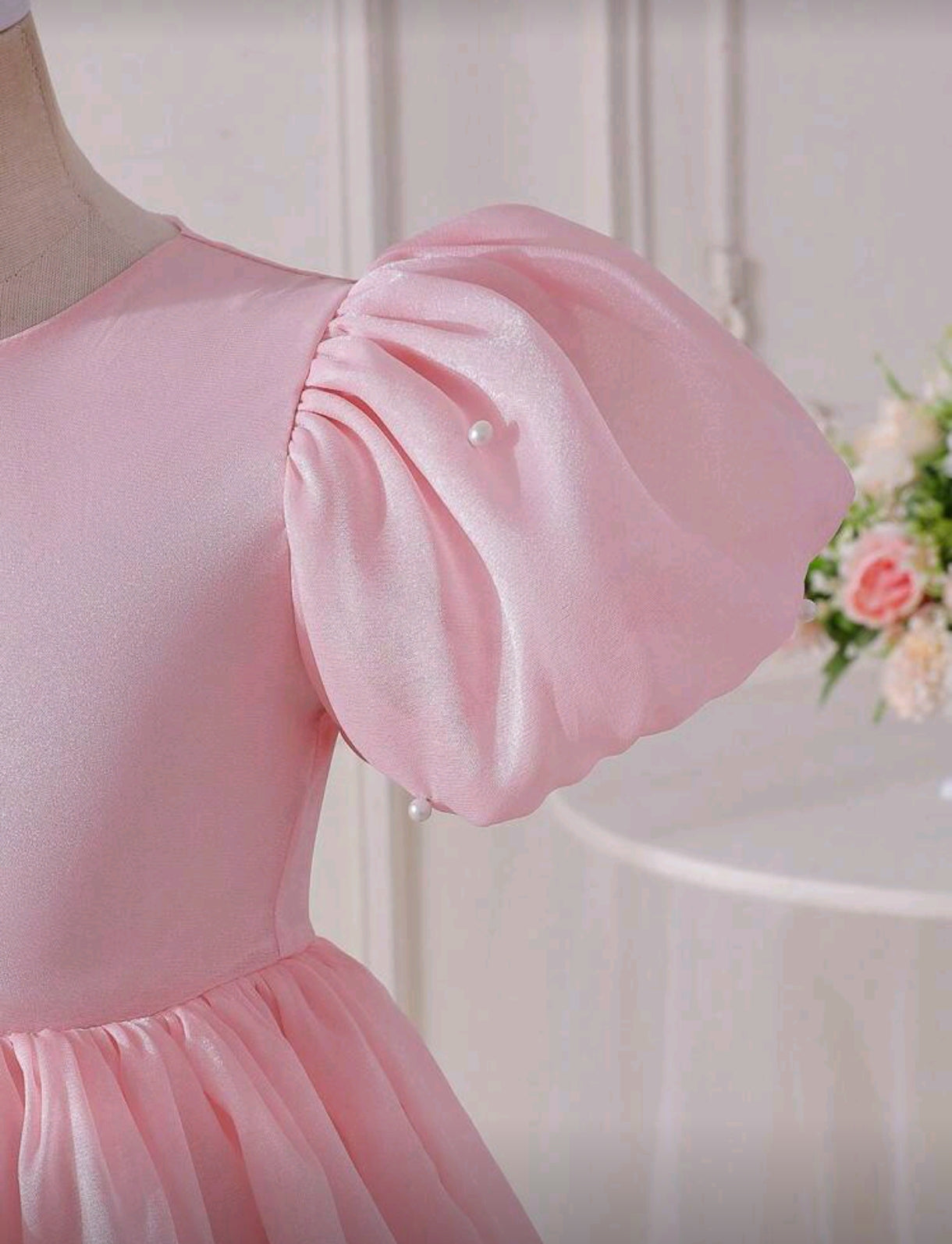 Vestido elegante de mangas abullonadas con perlitas