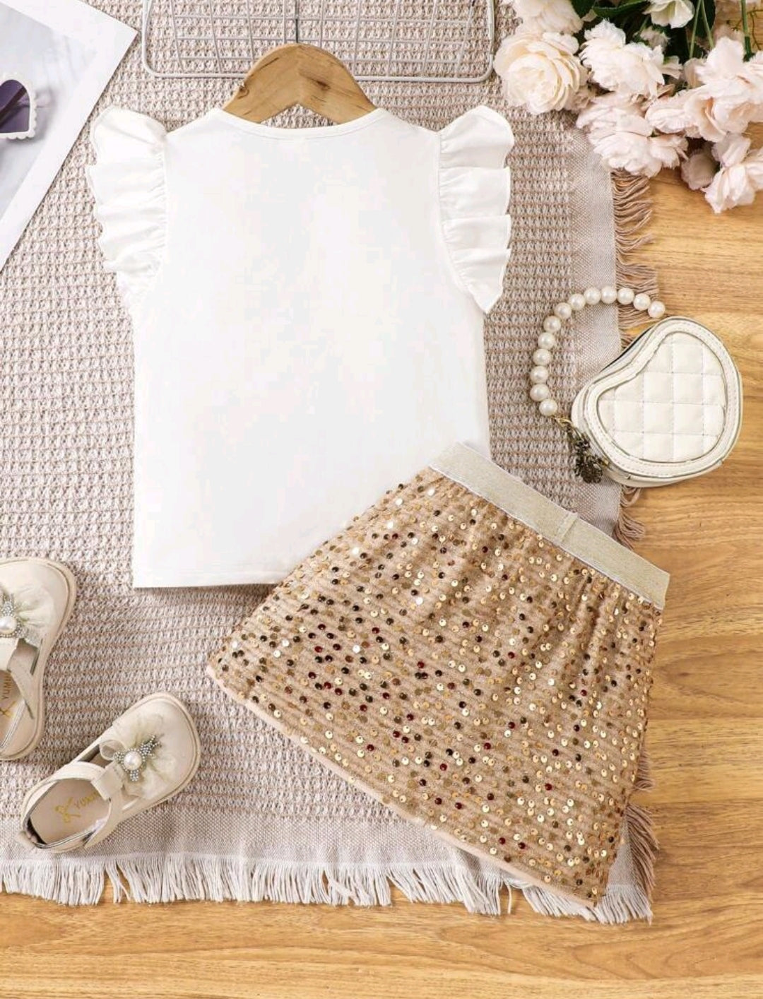 Blusa con detalles en corazón + falda con lentejuelas