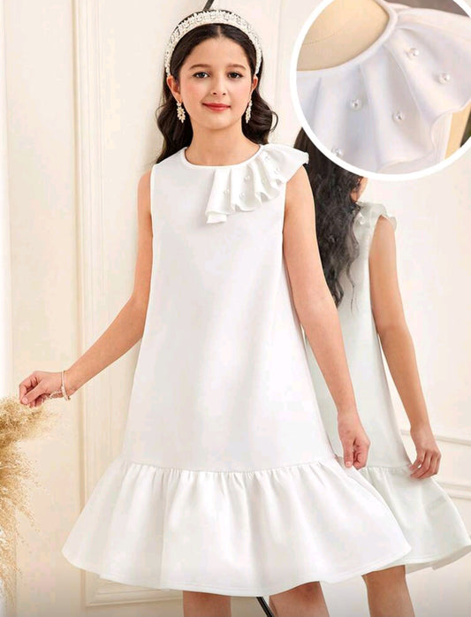 Vestido blanco con volados en el hombro y perlitas