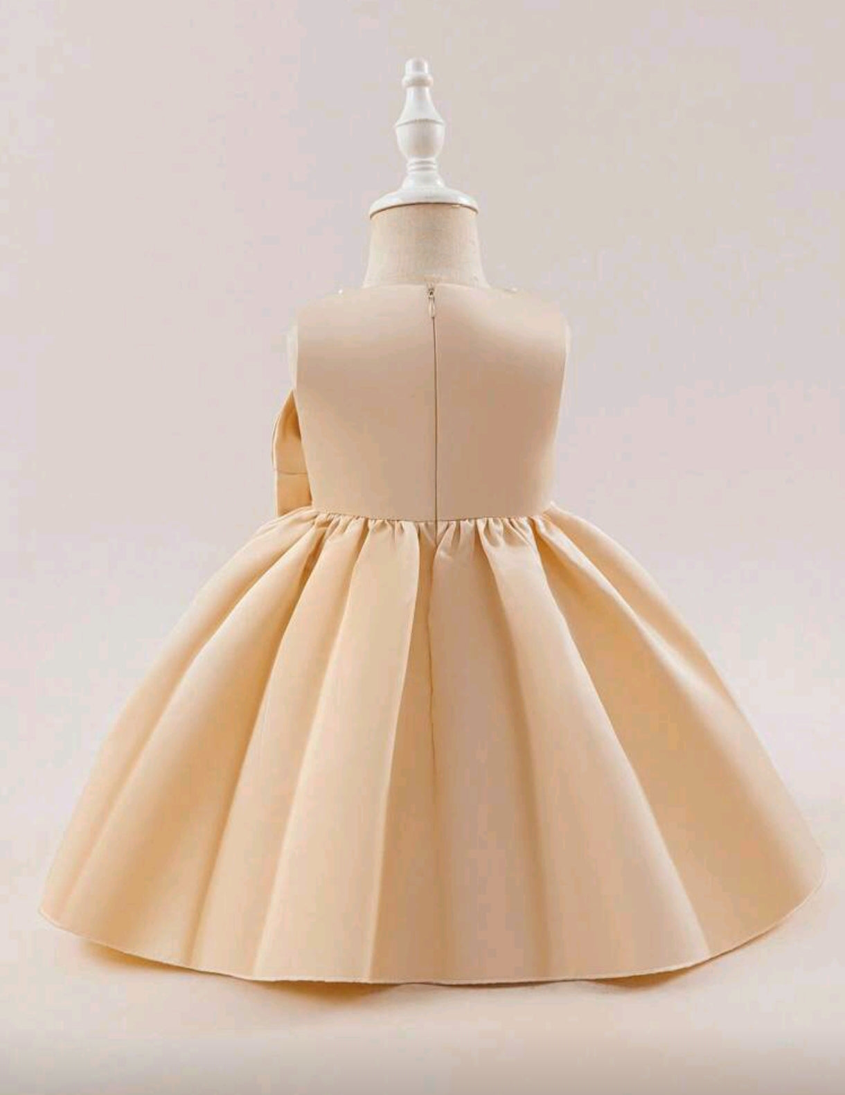 Vestido elegante con detalles en perlitas