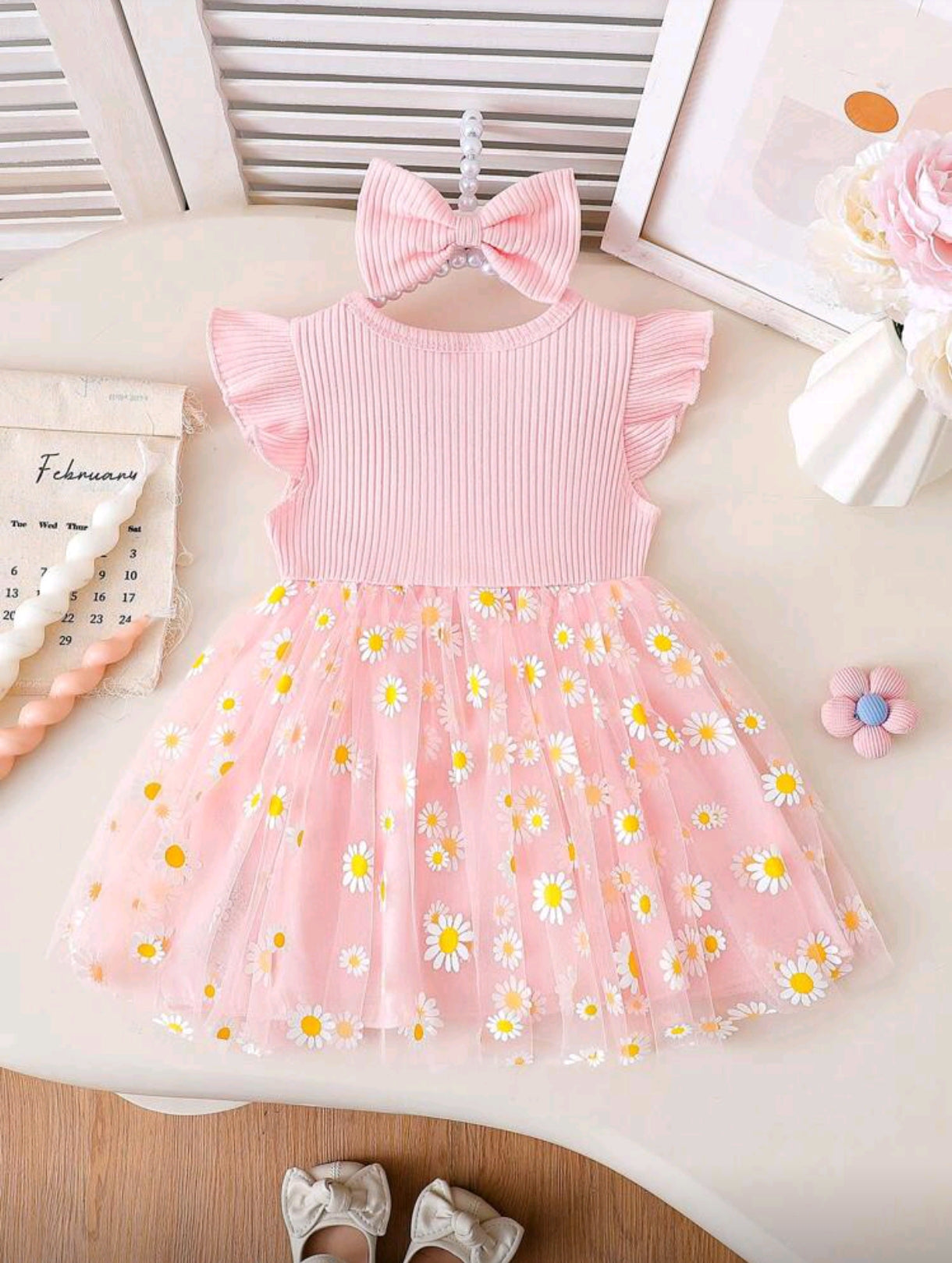 Vestido con mangas y diseño de margaritas