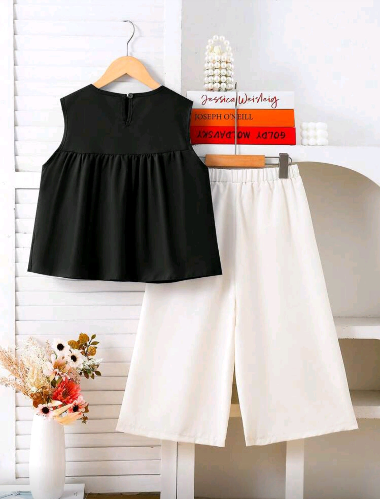 Blusa sin mangas con detalles en moños, con pantalona ancho