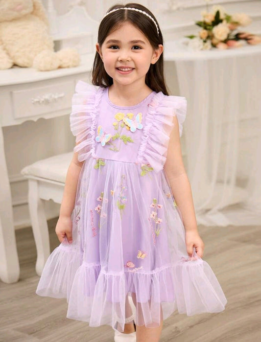 Vestido de tul con bordados de flores y mariposas
