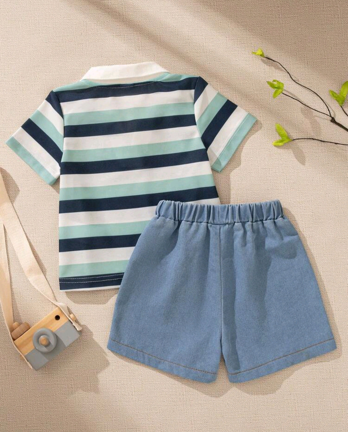 Remera con cuello a rayas + short de Jeans
