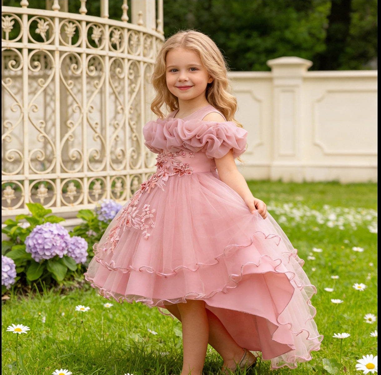 Vestido Elegante con lentejuelas y cola asimétrica