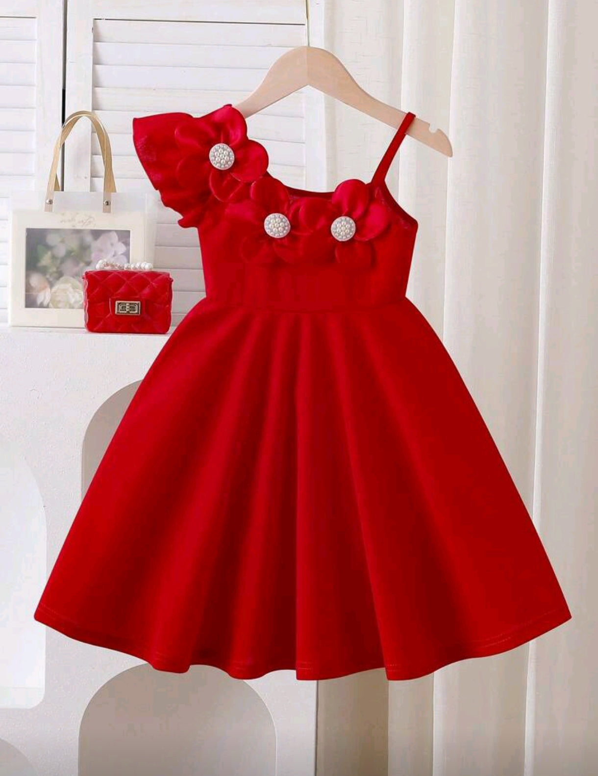 Vestido con mangas asimétrica y detalles en flores 3D