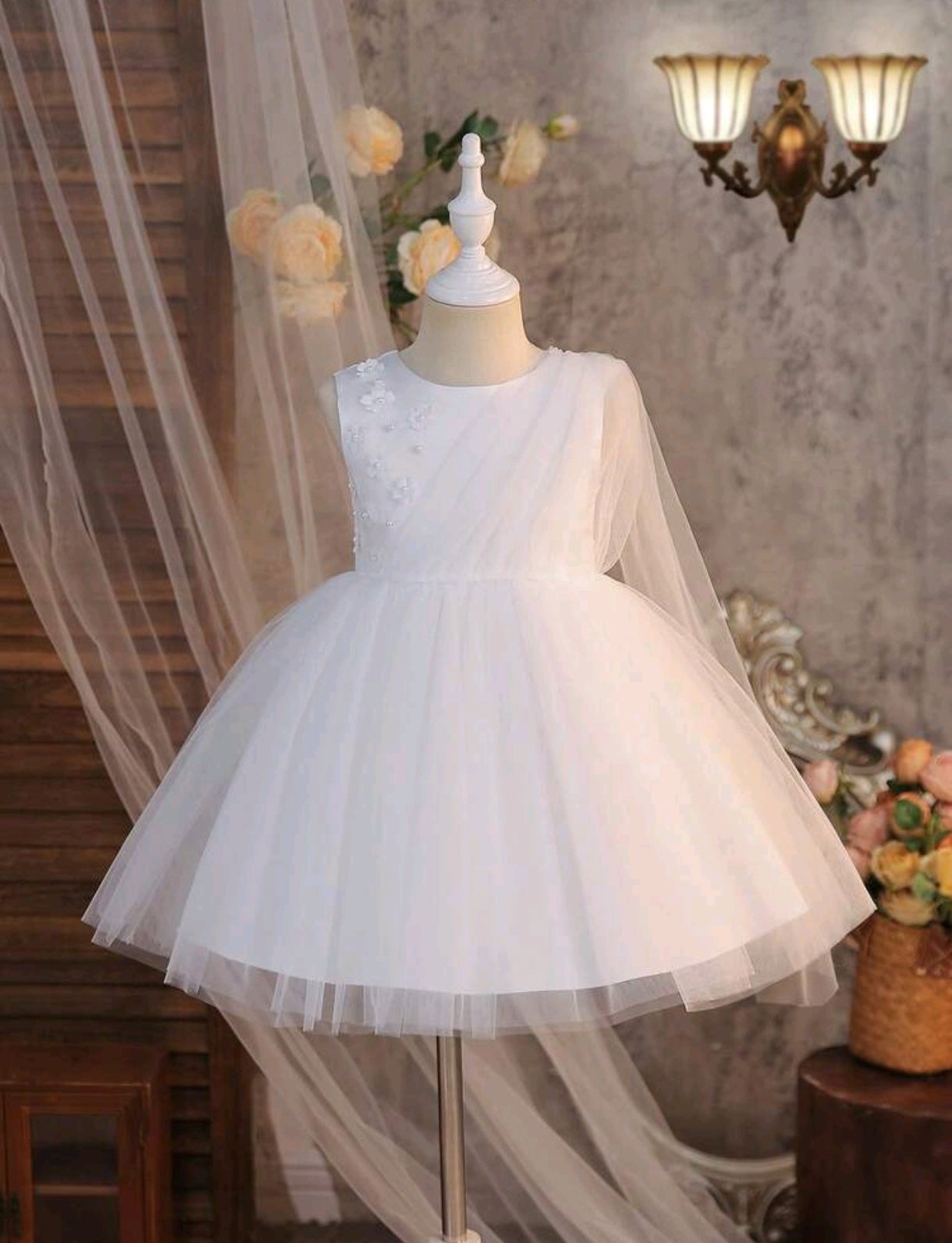 Vestido Blanco de tul con detalles de flores
