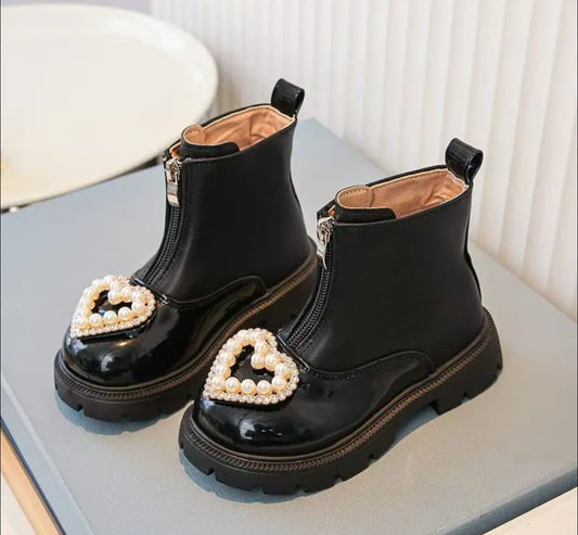 Acc. Bota caño medio con diseño de corazón en perlitas