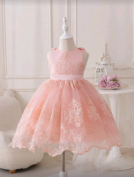 Vestido elegante con detalles en renda