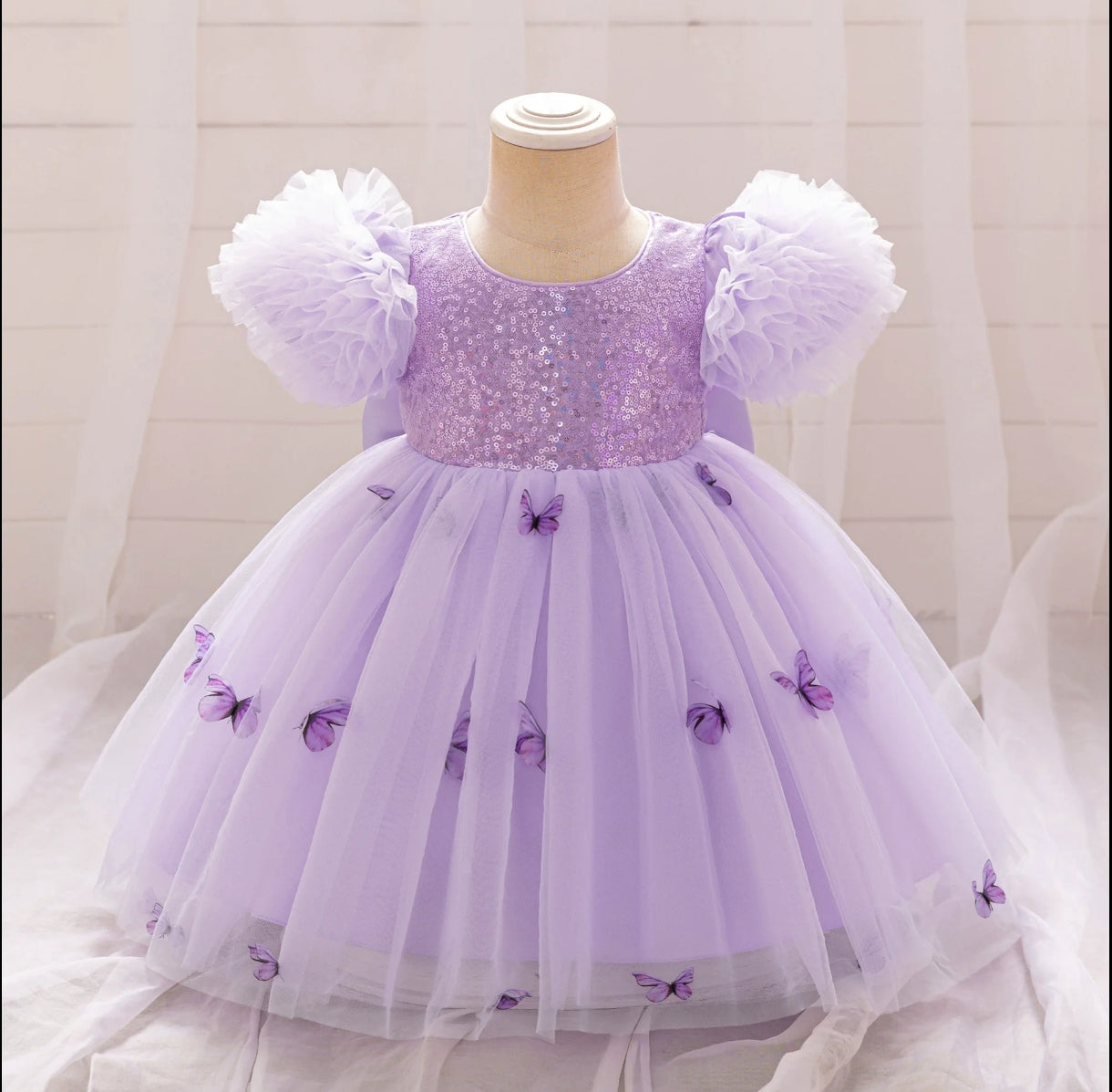 Vestido Elegante con mangas abullonadas y tul, detalles de mariposas