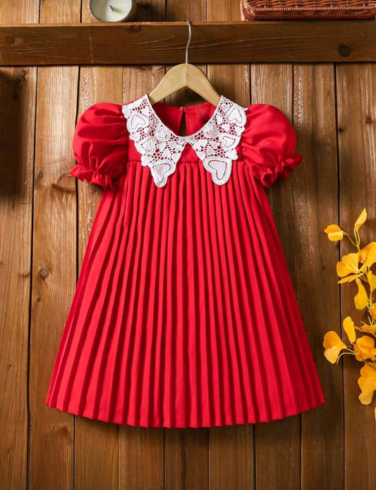 Vestido plisado de mangas abullonadas