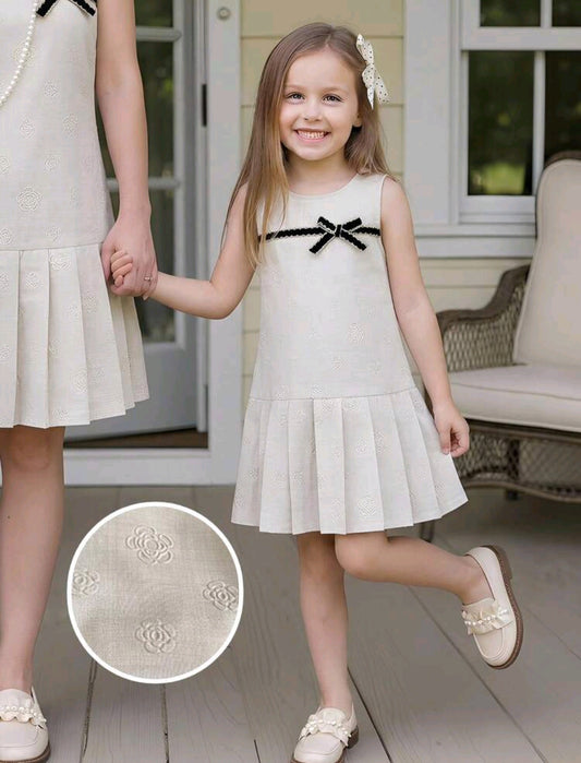 Vestido Suelto sin mangas con lazo y detalles en flores
