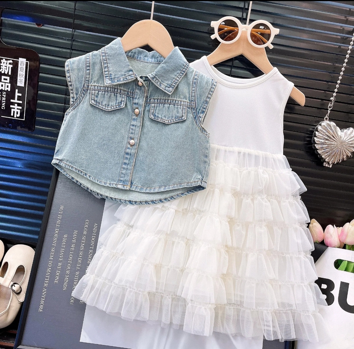 Chaleco de jeans + vestido sin mangas con tul
