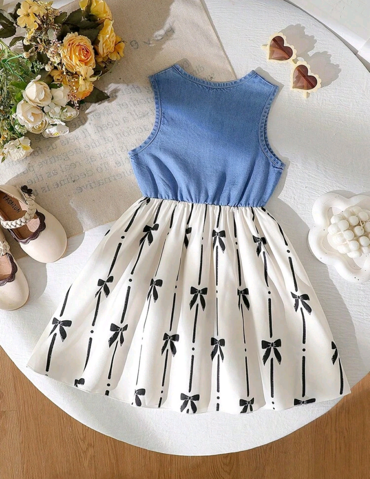Vestido sin mangas de jeans y estampado de moños