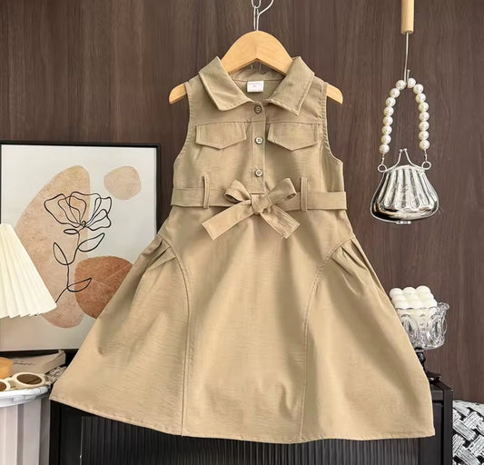 Vestido sin mangas con cinturón