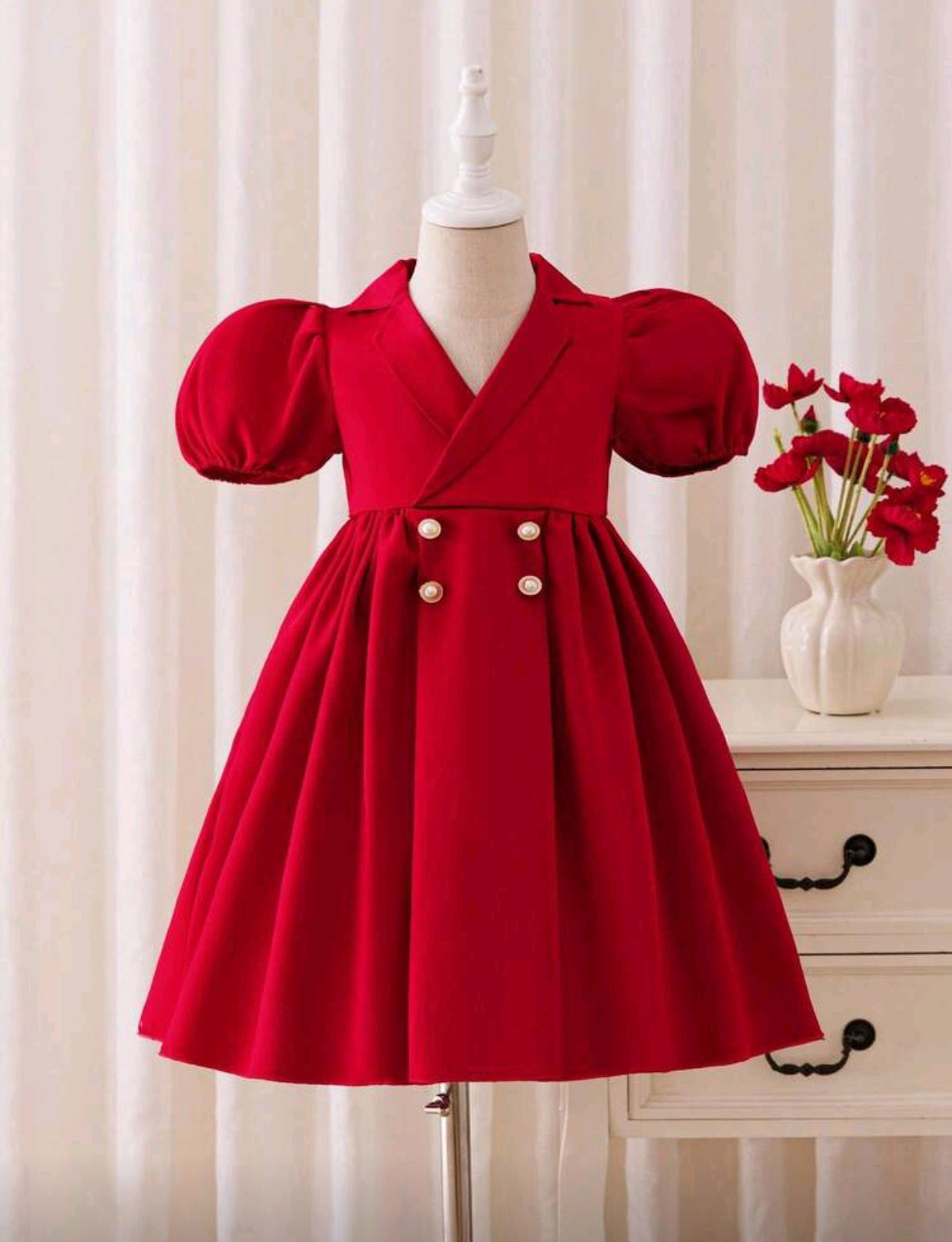 Vestido chic rojo con mangas abullonadas