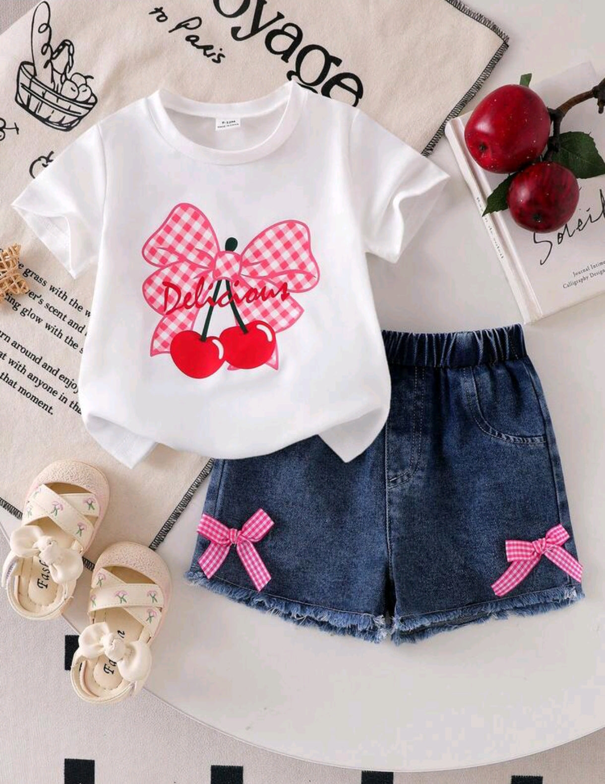 Remerita con diseño de cereza+ short de jeans