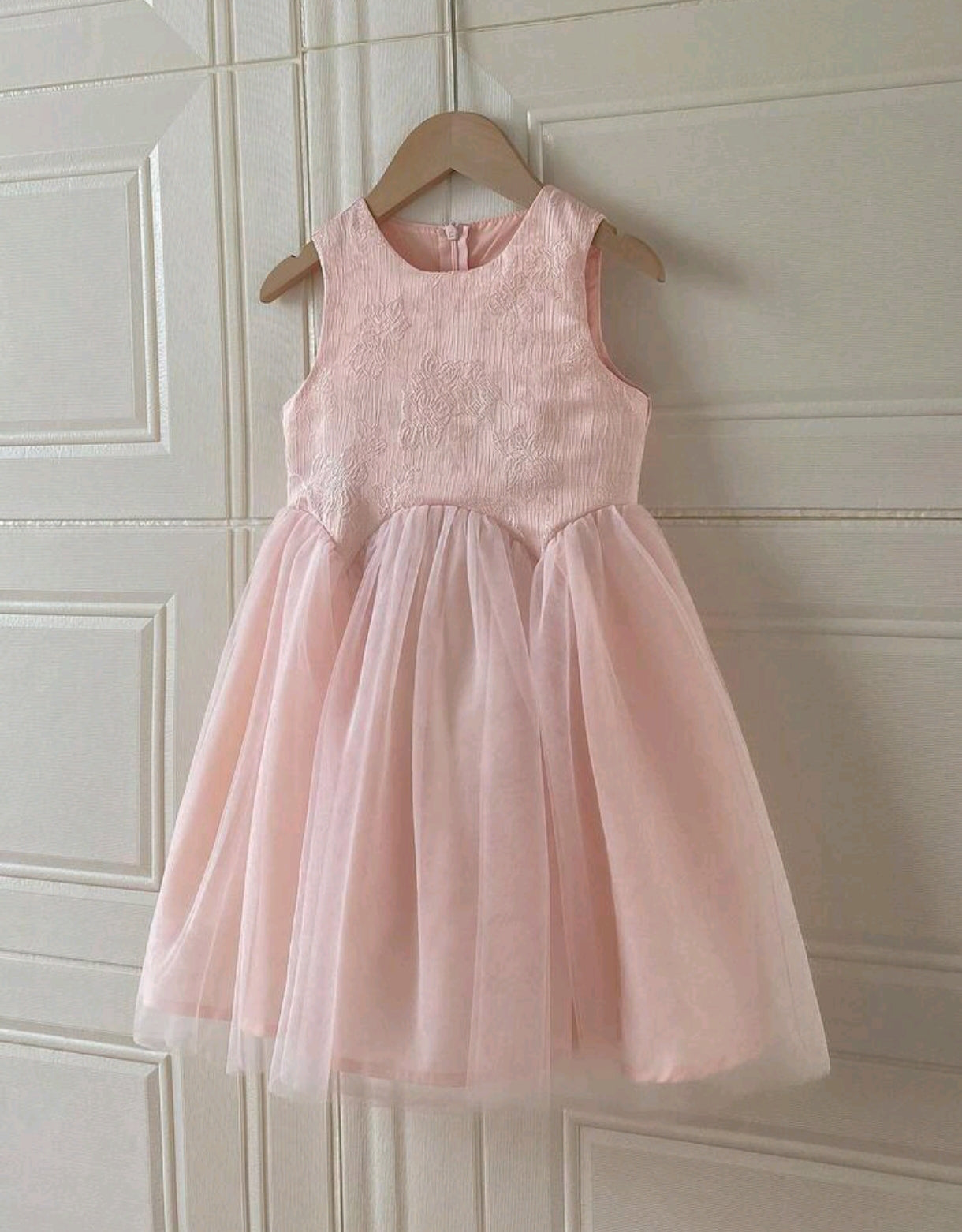 Vestido sinnagas con tul
