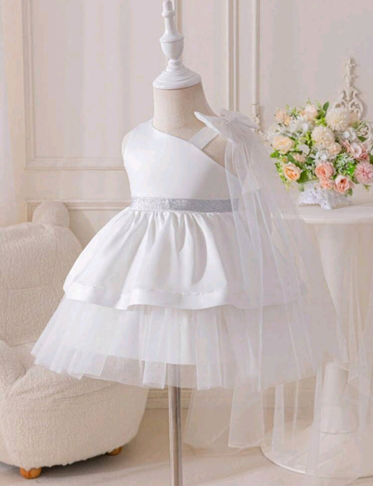 Vestido blanco de mangas asimétrica y tul