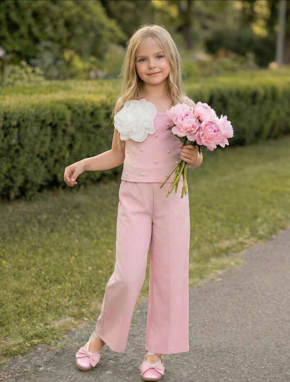 Blusa de tiritas con detalles en perlitas y flor 3D+ pantalón recto