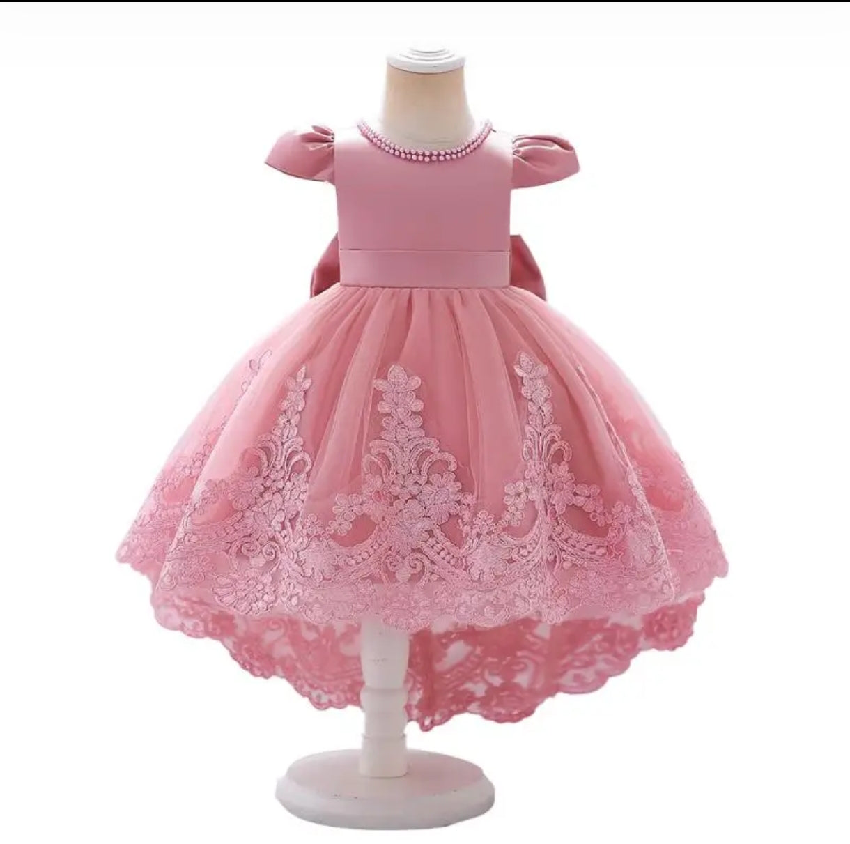 Vestido Elegante con detalles en perlitas y cola larga