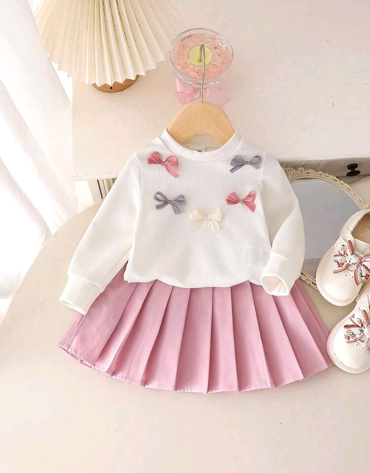 Mangas largas con detalles en moños+ falda plisada
