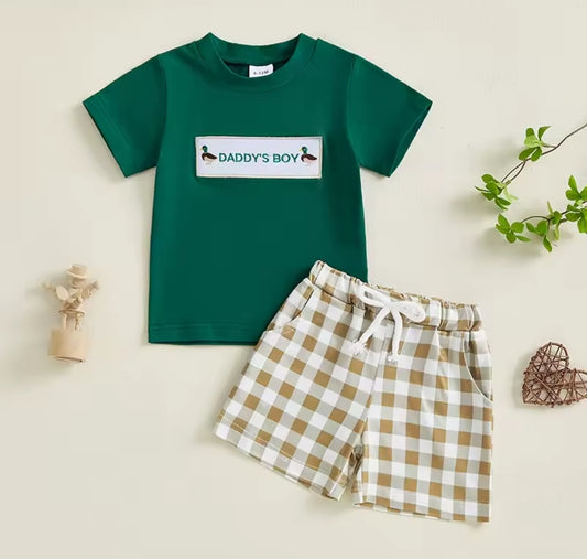 Remera con diseño + short a cuadro