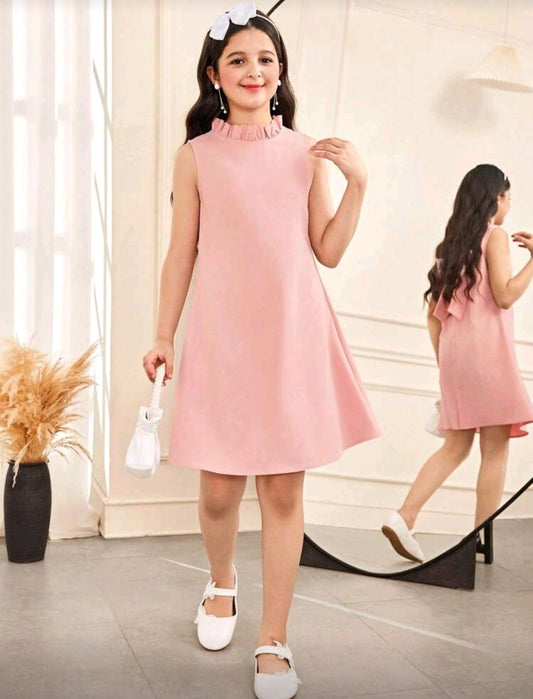 Vestido sin mangas con detalles en el cuello