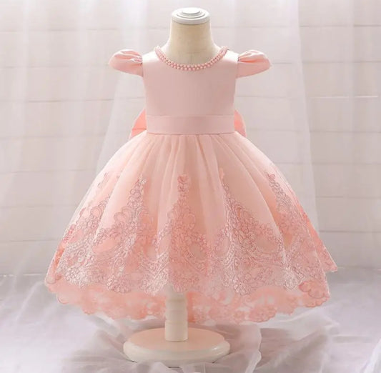 Vestido Elegante con detalles en perlitas y cola larga