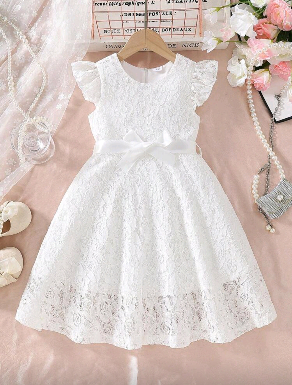 Vestido blanco de encaje con cinta