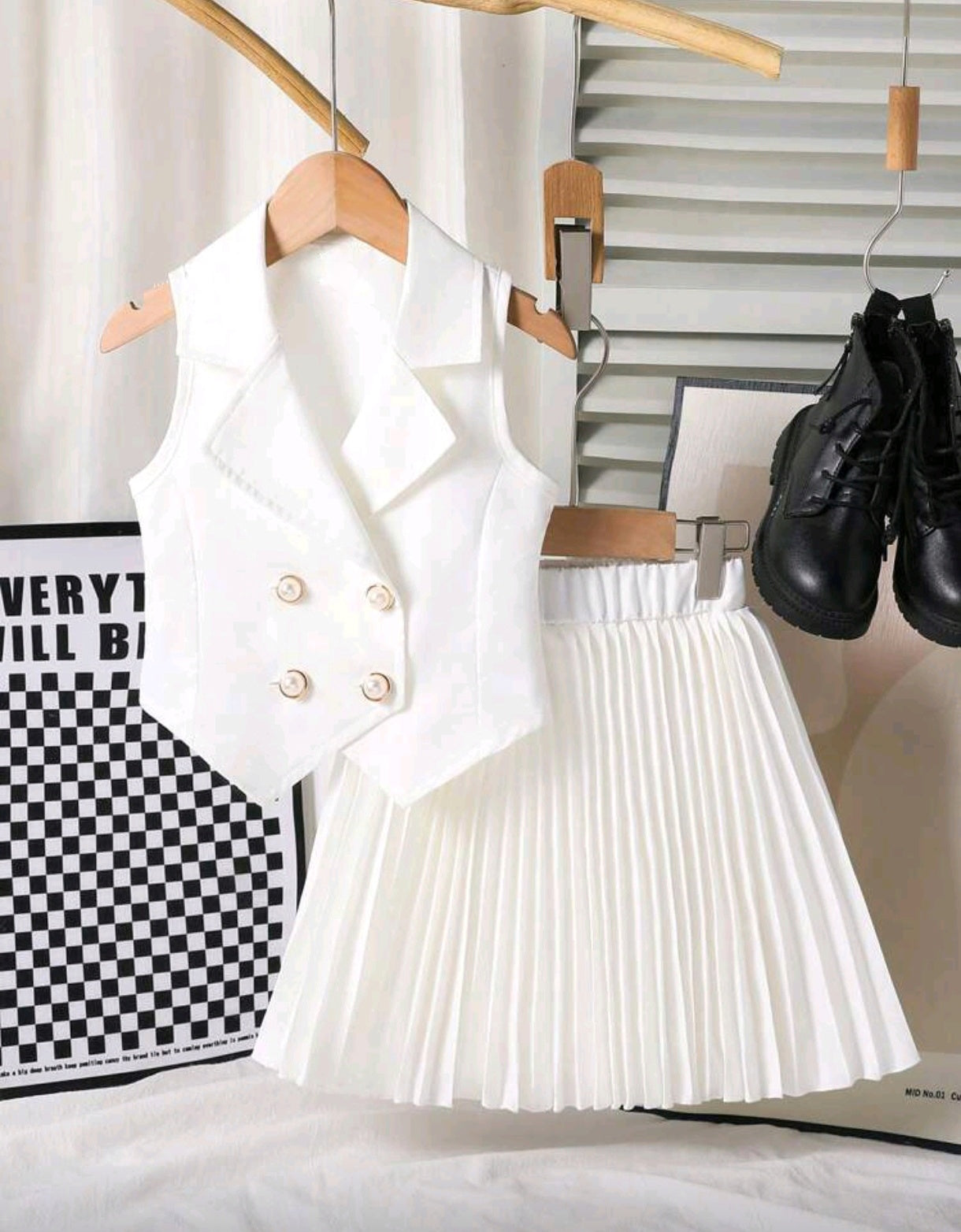Chaleco abotonado + falda plisada