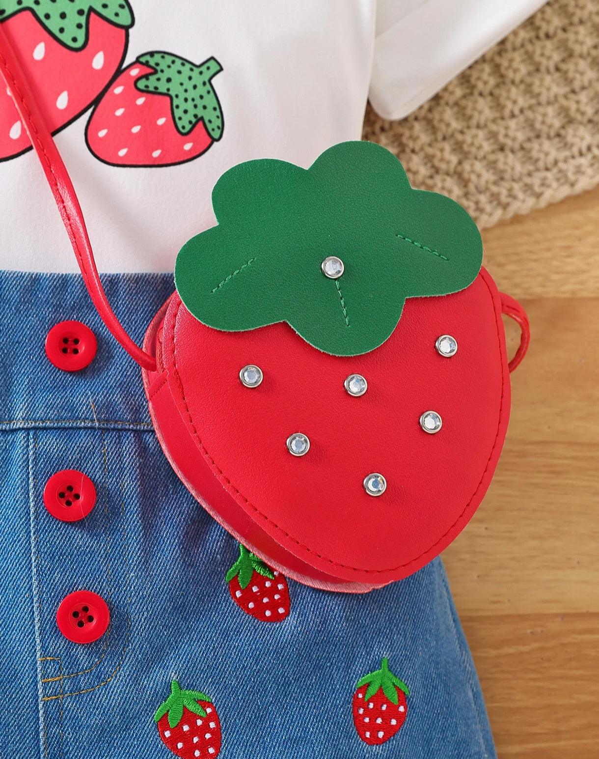 Remera con estampa de Strawberry + short de jeans+ bolsito
