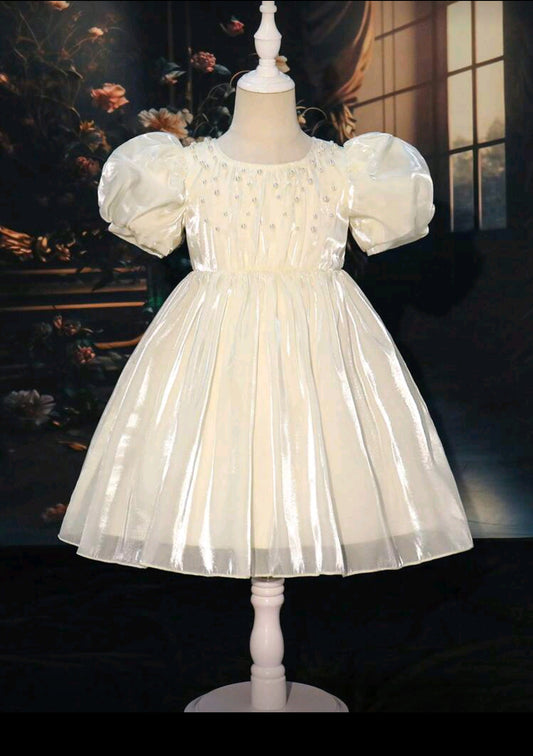 Vestido elegante de mangas abullonadas y detalles de perlitas