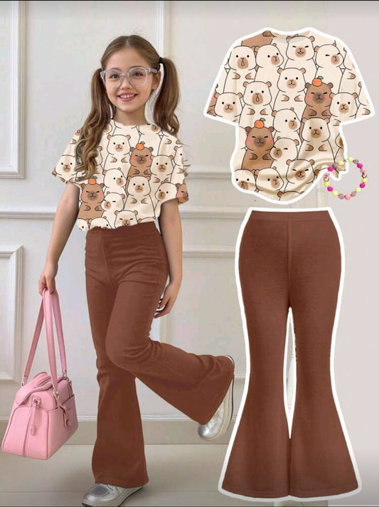 Remera con diseño de capibara + pantalón acampanado