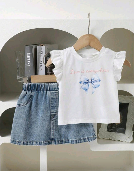 Blusa de mangas con volado + falda de jeans