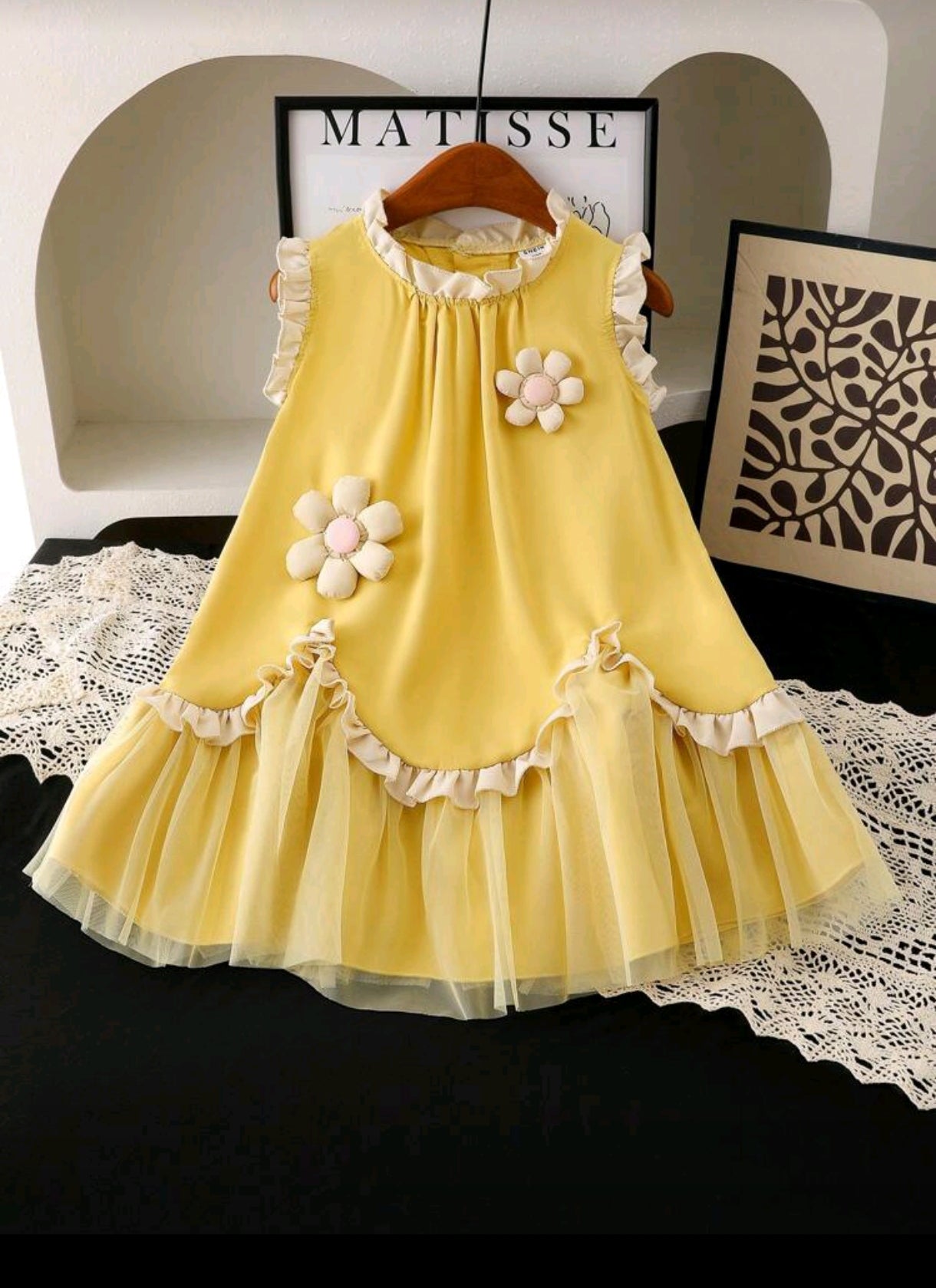 Vestido sin mangas con detalles en flores