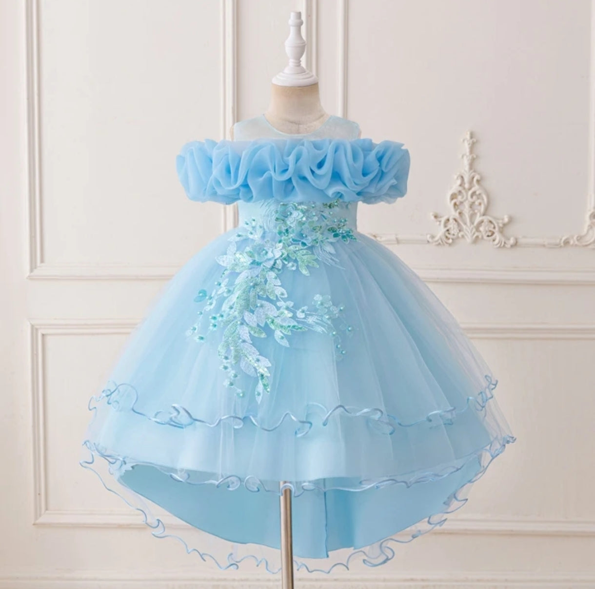 Vestido Elegante con lentejuelas y cola asimétrica