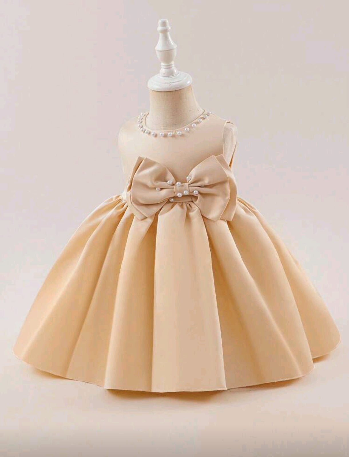 Vestido elegante con detalles en perlitas