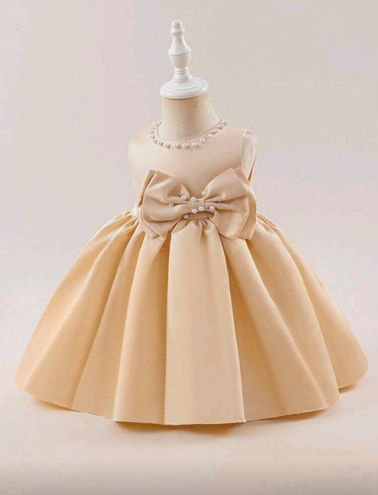 Vestido elegante con detalles en perlitas