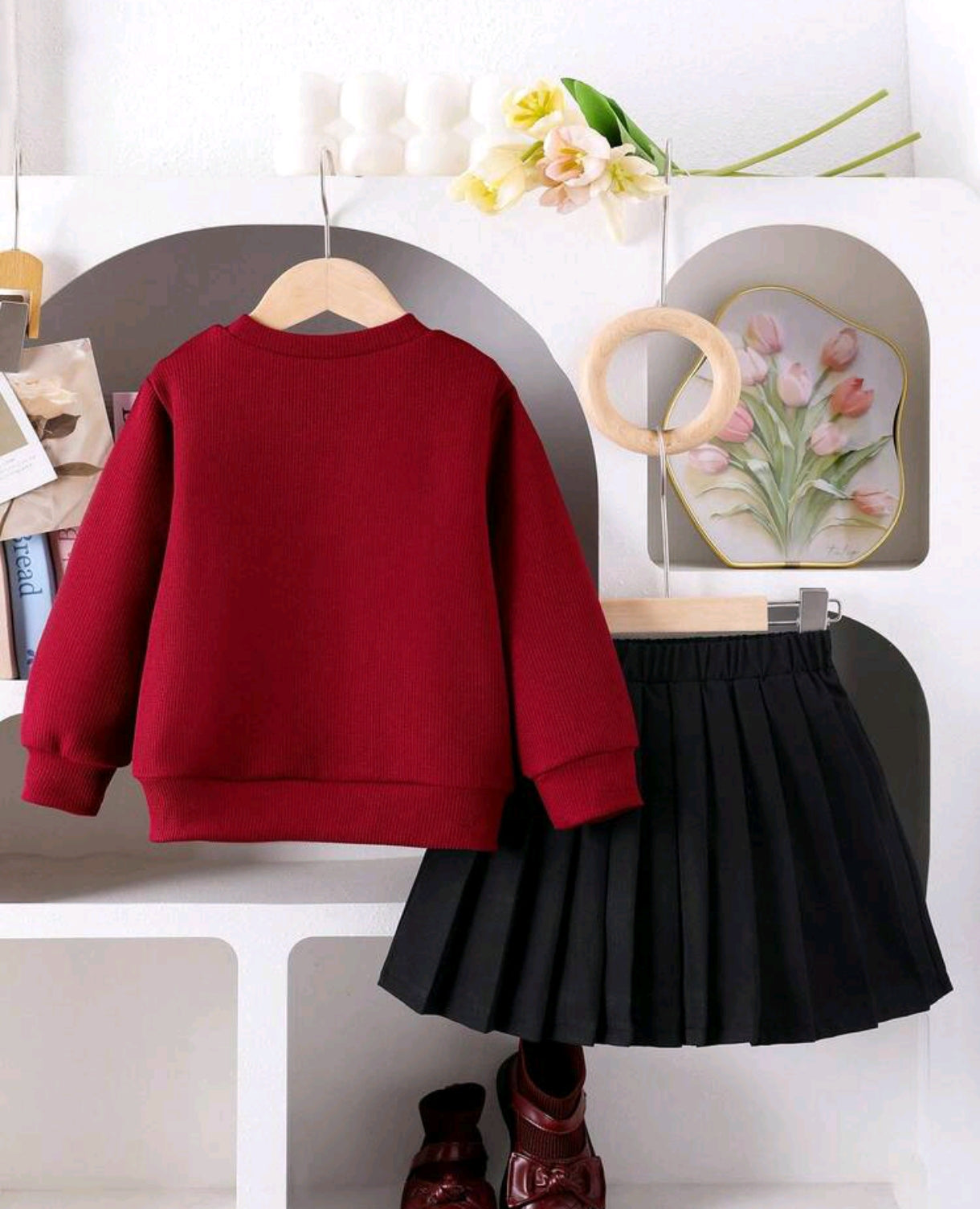 Mangas largas con detalles en moños+ falda plisada