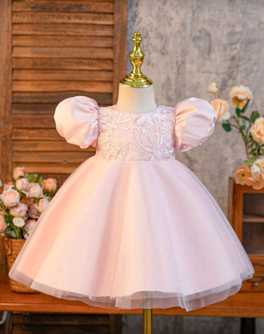 Vestido elegante con encajes y mangas abullonadas