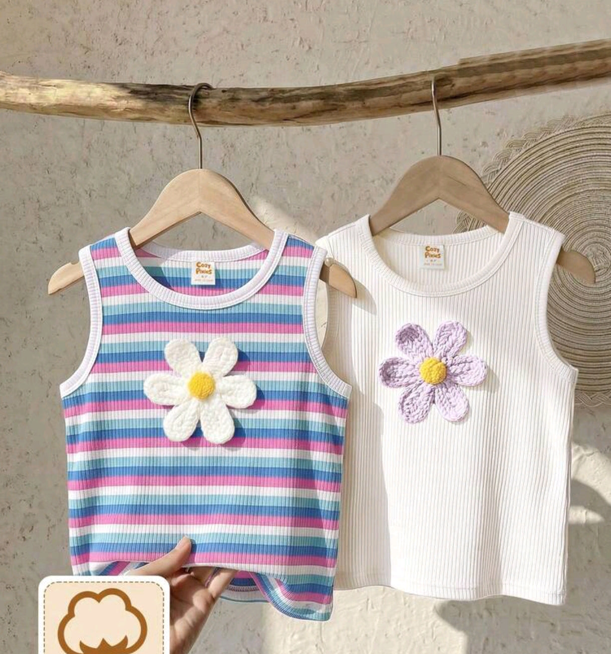Blusa sin mangas acanalada con flor frontal