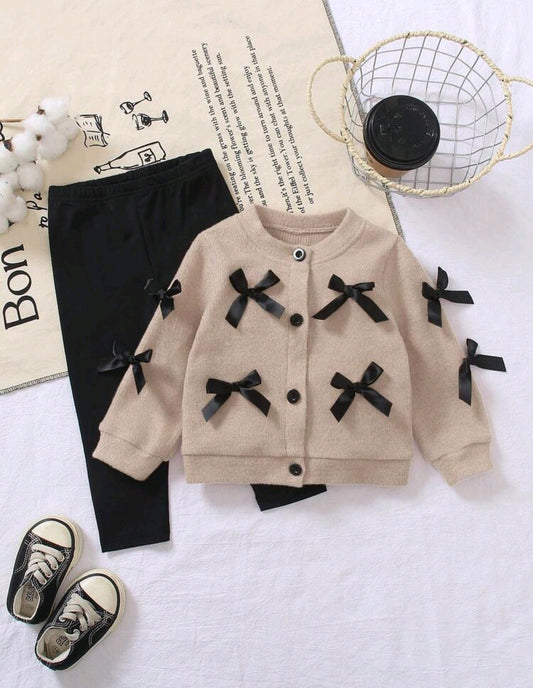 Abrigo con botones y detalles en moño + calza