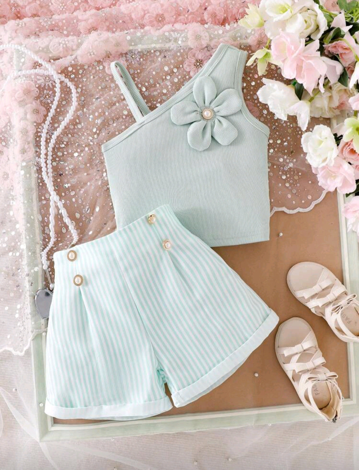 Blusa de mangas asimétrica + shor abotonados