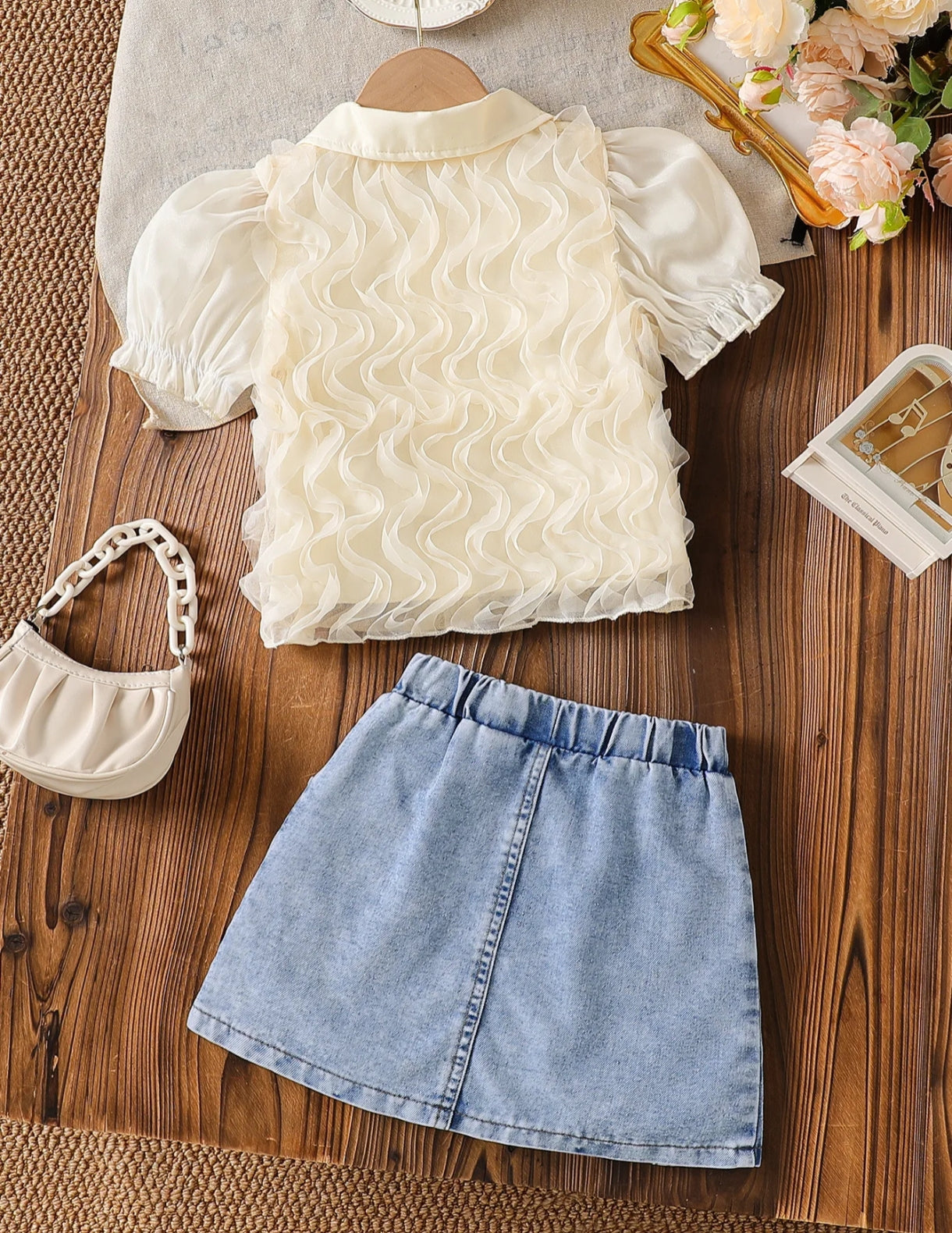 Blusa con detalles de onda 3D + falda con detalles de perlitas