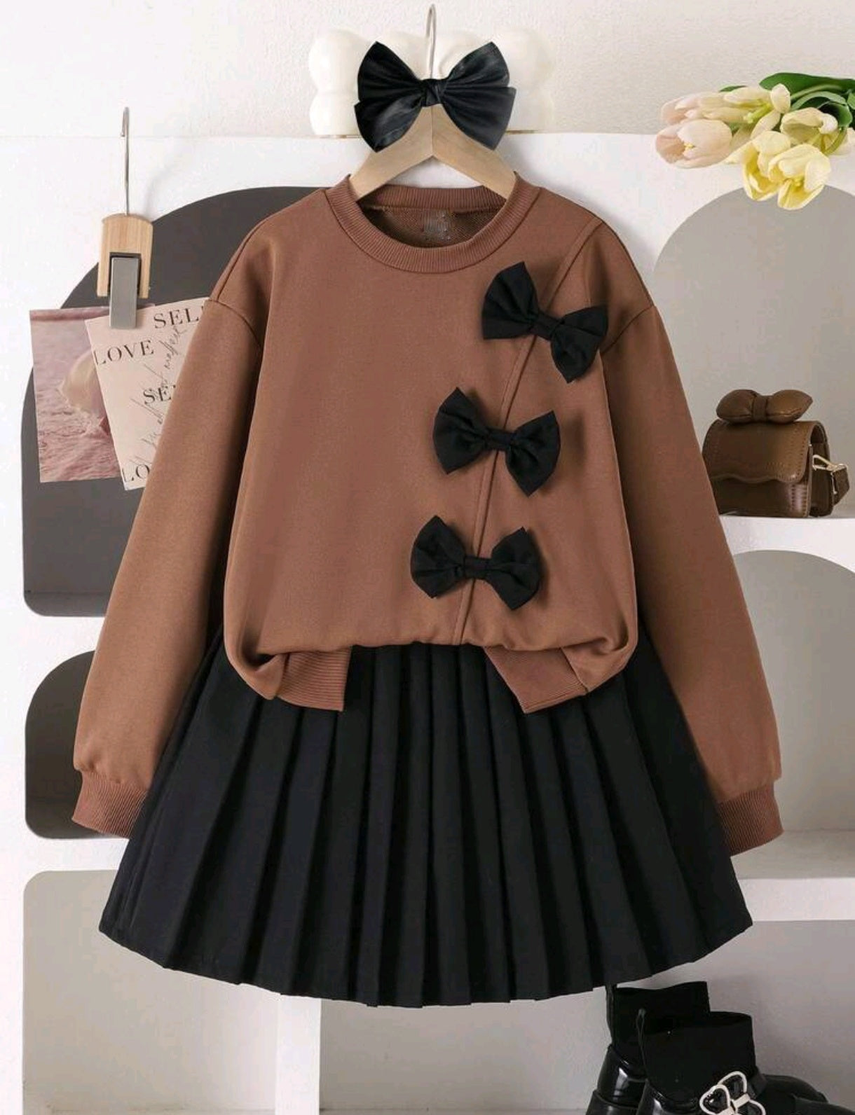 Mangas largas con detalles en moños+ falda plisada