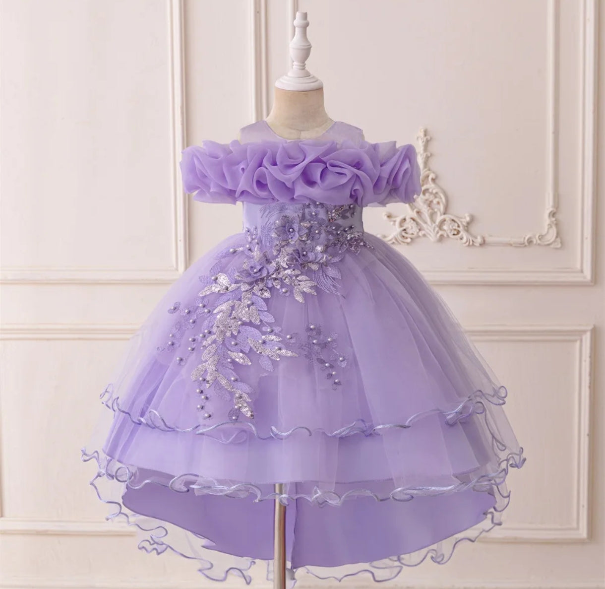 Vestido Elegante con lentejuelas y cola asimétrica