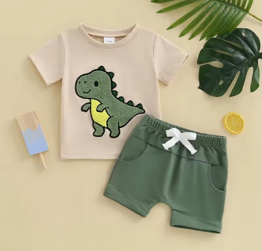 Remera con diseño de Dino + short