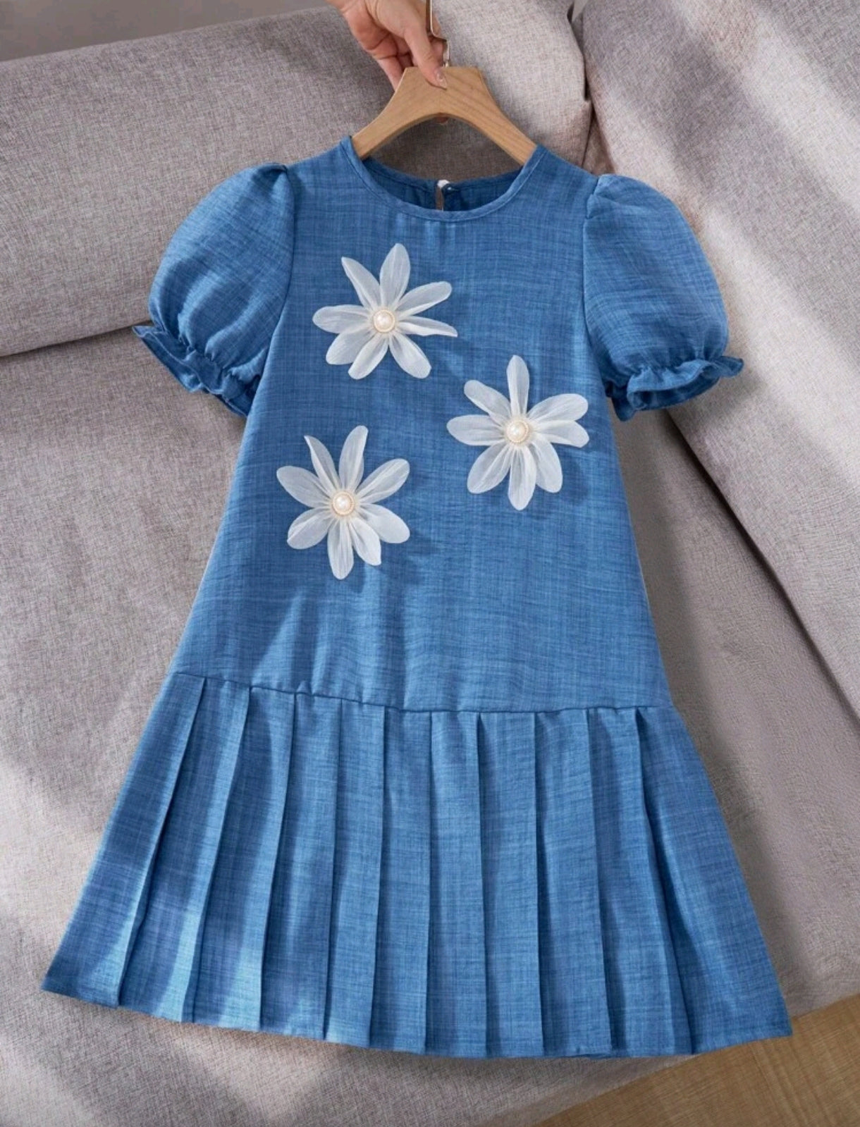 Vestido con mangas y plisado con detalles en flores 3D