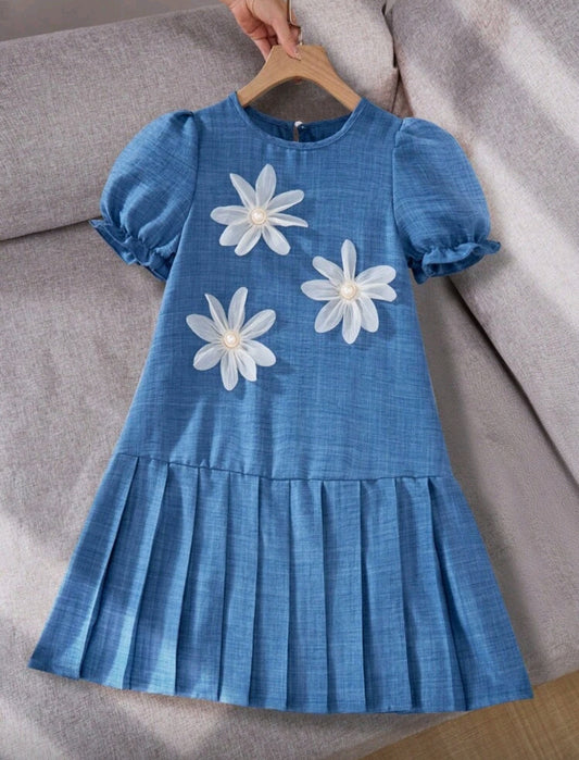 Vestido con mangas y plisado con detalles en flores 3D